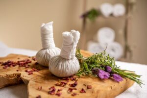Kräuterstempel; Wellnessanwendung im Landhotel Annelie, Bad Holzhausen
