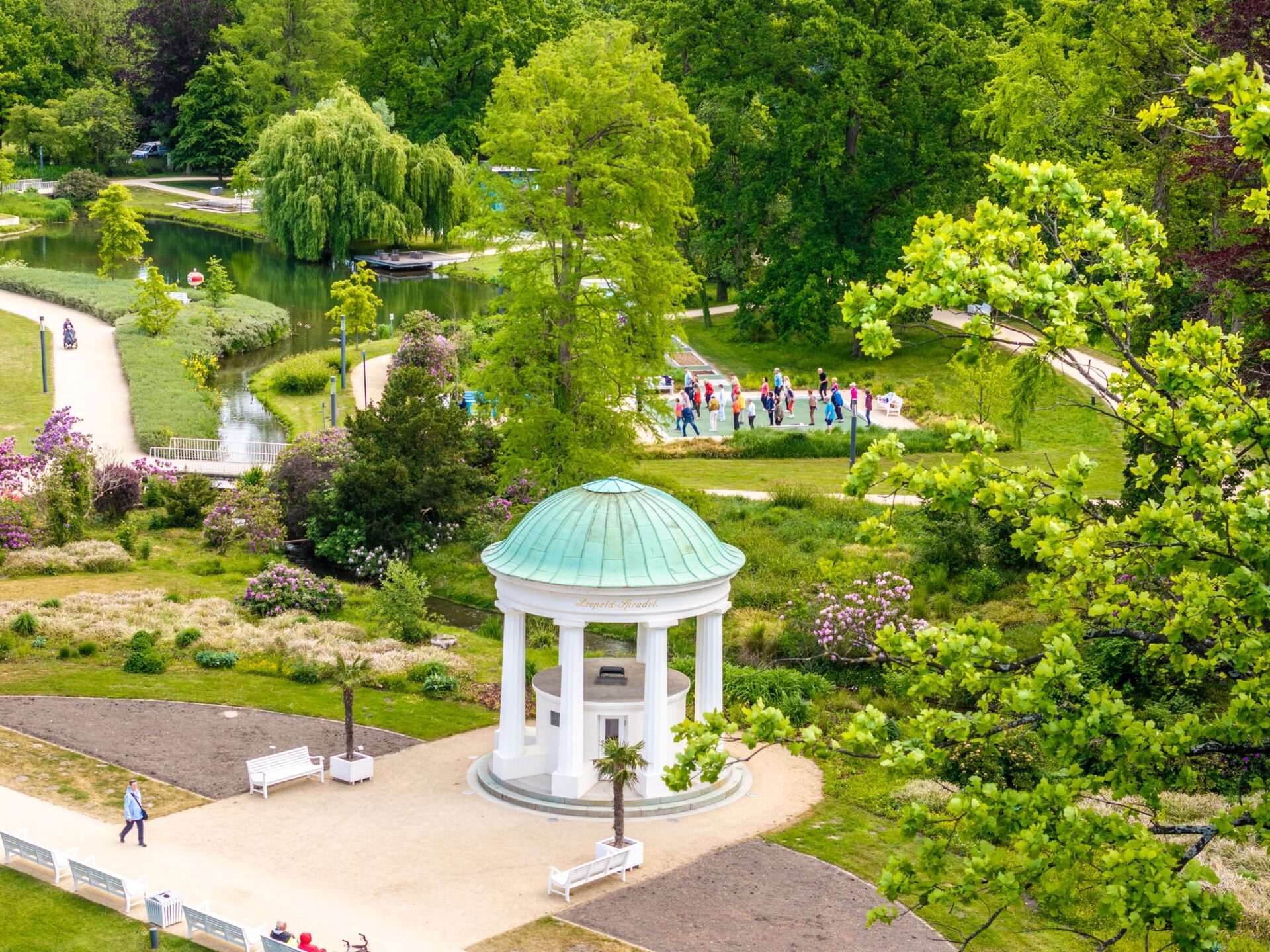 Brunnentempel Leopoldsprudel im Kurpark in Bad Salzuflen